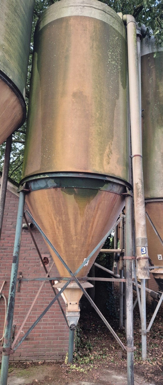 Twee voersilo's, elk 6 ton inhoud, Ophalen