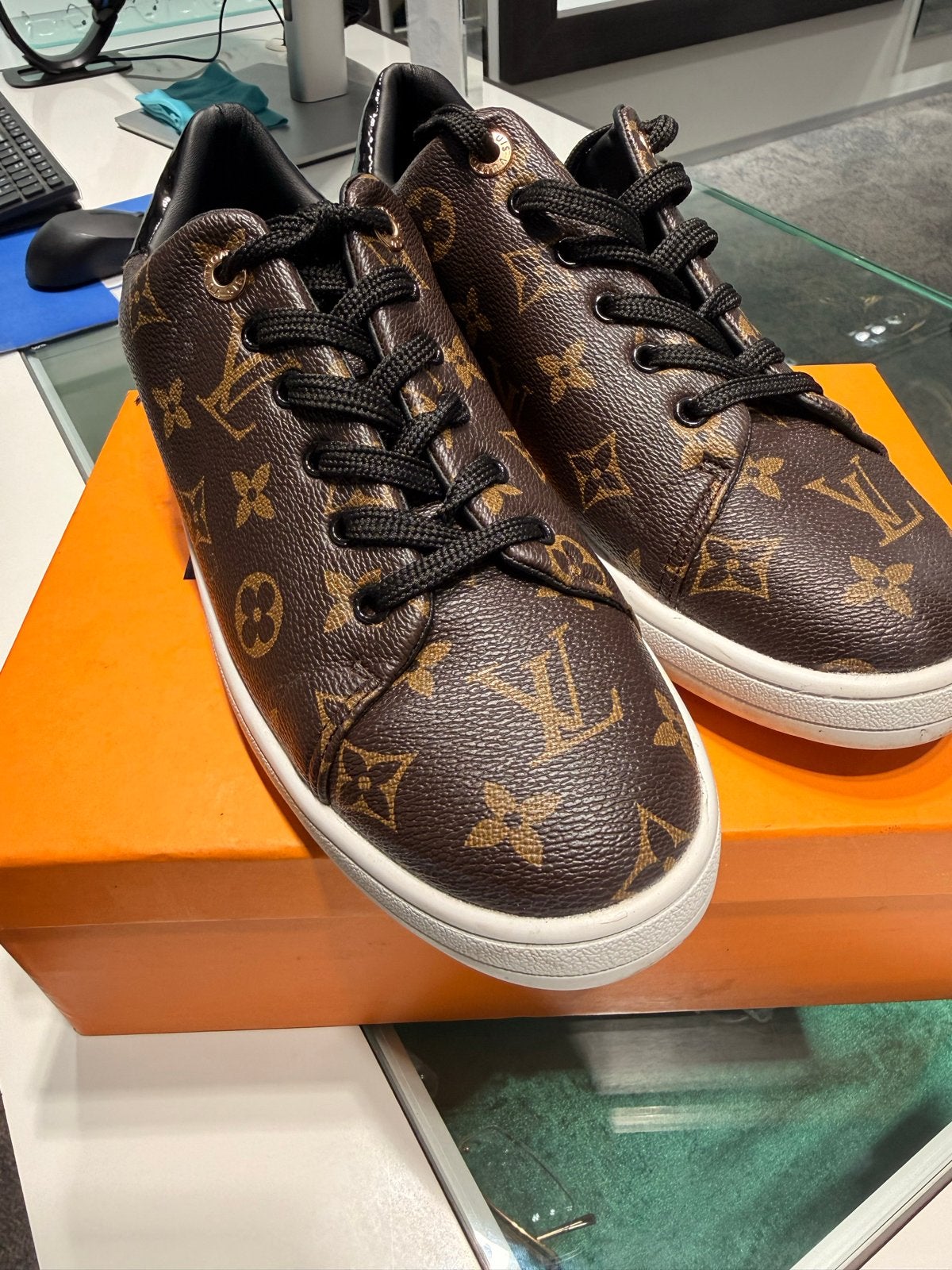 Louis Vuitton Sneakers - Bruin Monogram - Maat 39, Ophalen of Verzenden, Zo goed als nieuw, Bruin, Sneakers of Gympen
