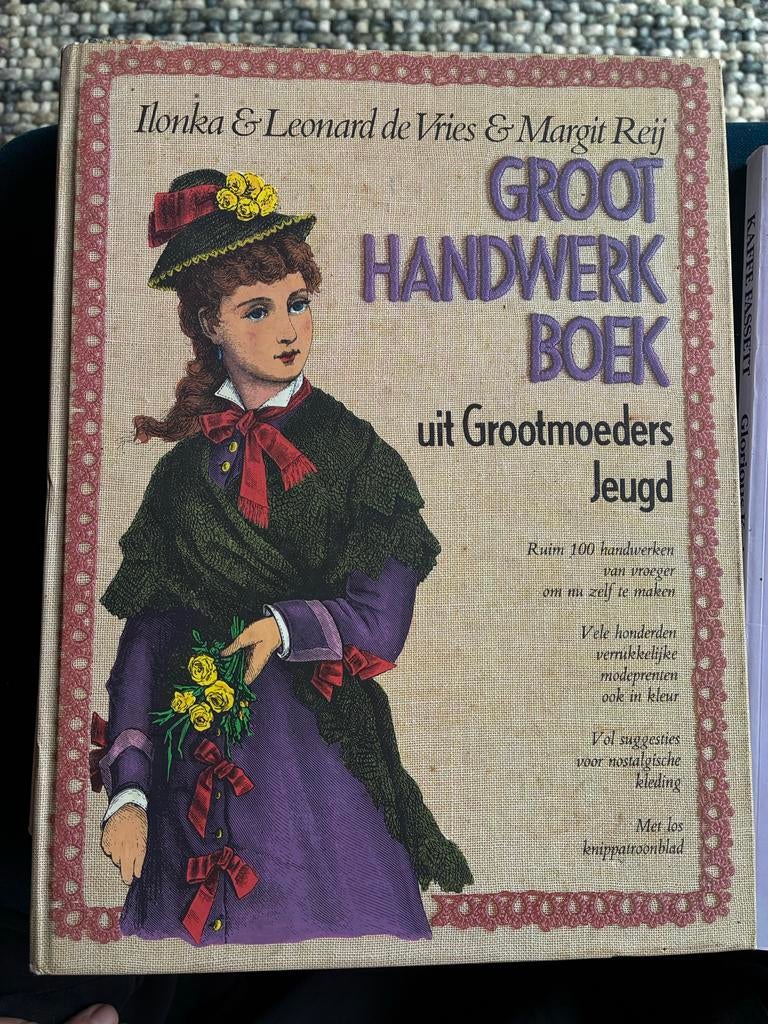 Groot Handwerkboek uit Grootmoeders Jeugd, Boeken, Hobby en Vrije tijd, Gelezen, Borduren en Naaien, Ophalen of Verzenden