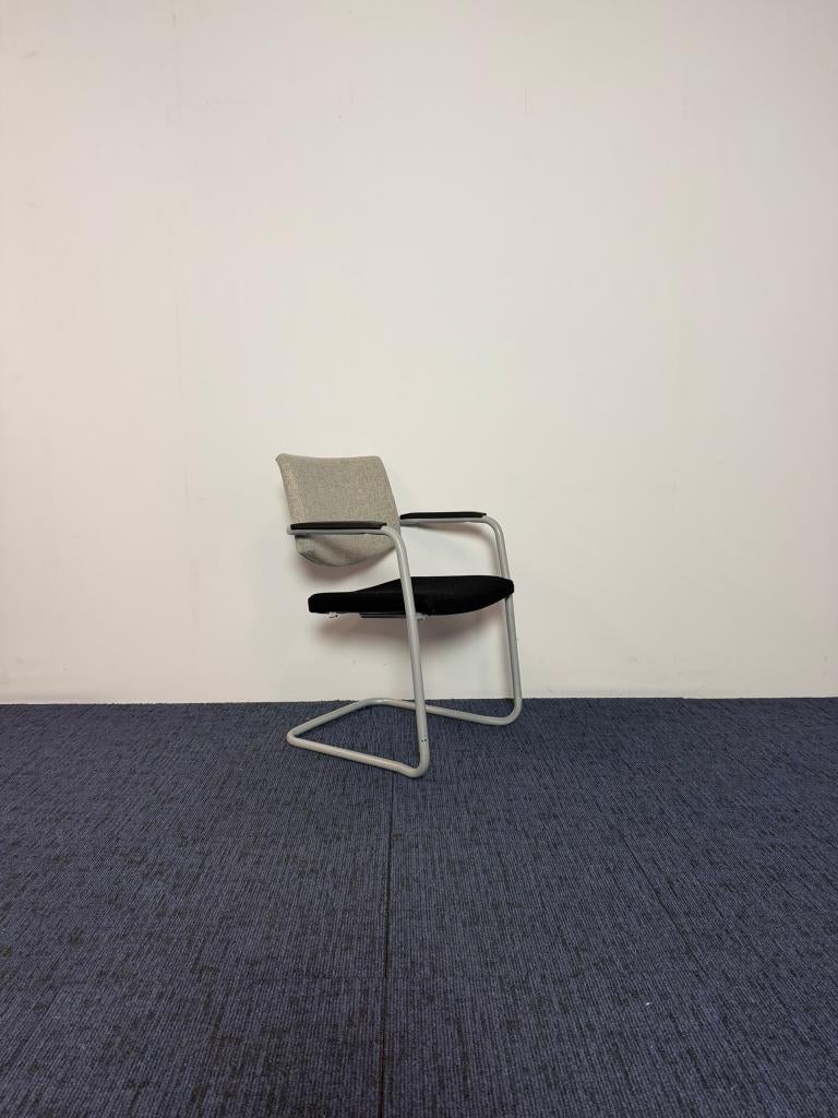 4 x Vergaderstoel Huislijn, grijs/zwarte stof, alu slede, Huis en Inrichting, Stoelen, Ophalen, Gebruikt, Grijs, Stof