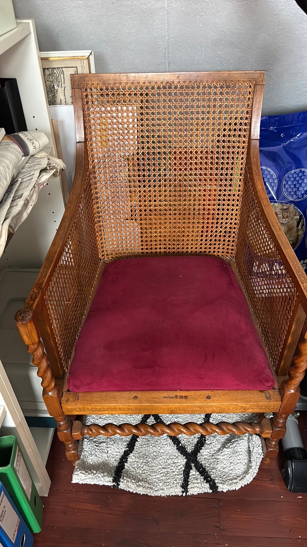 Antieke  Bergère fauteuil met gedraaide poten en webbing, Ophalen