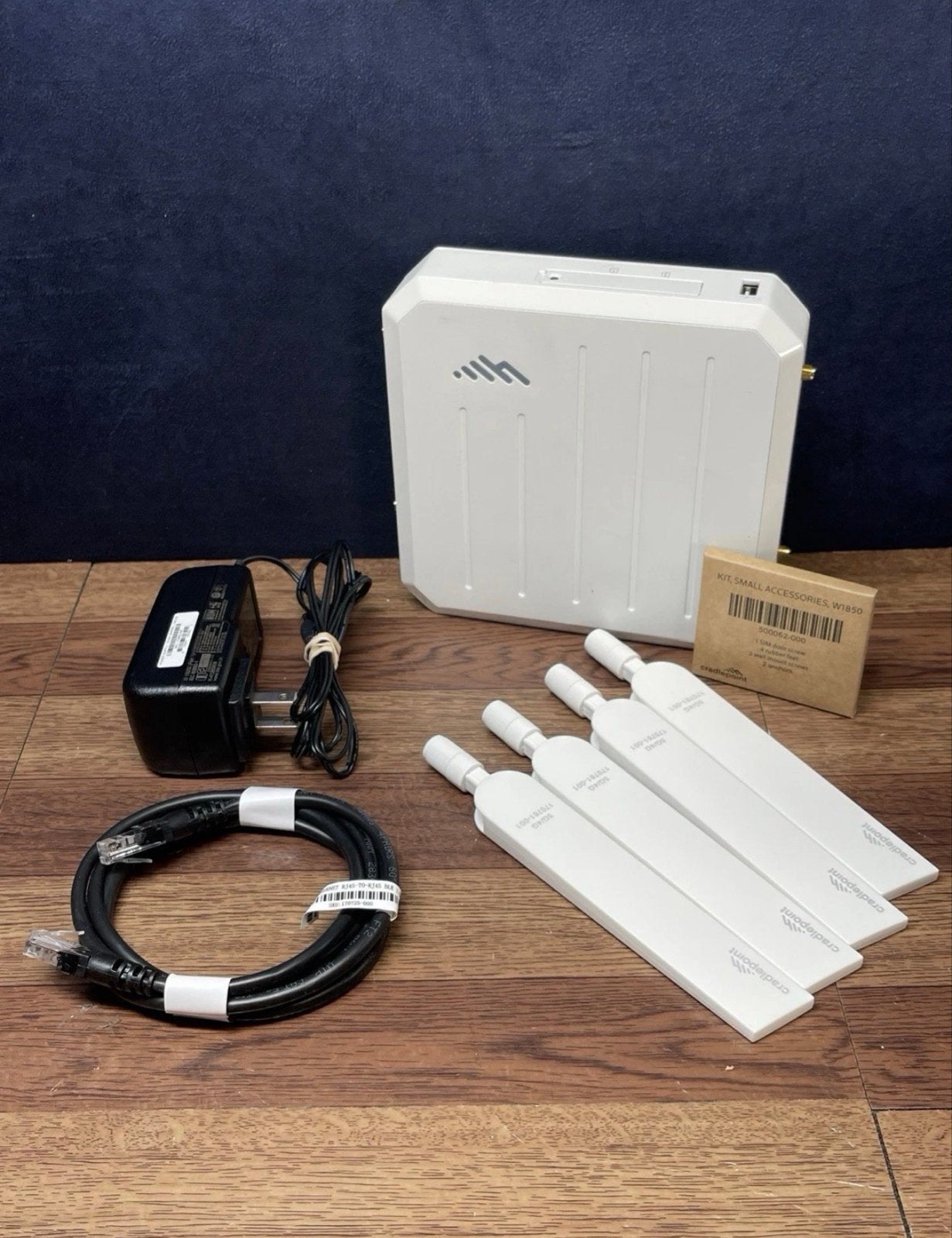 Cradlepoint W1850 5G Router + Antenne S5A325A, Computers en Software, Routers en Modems, Ophalen of Verzenden, Zo goed als nieuw