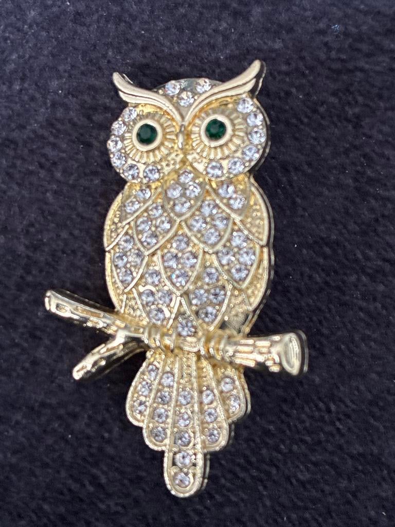 Gouden Uil Broche met Strass en Groene Ogen, Overige materialen, 4 tot 7 cm, Ophalen of Verzenden, Zo goed als nieuw