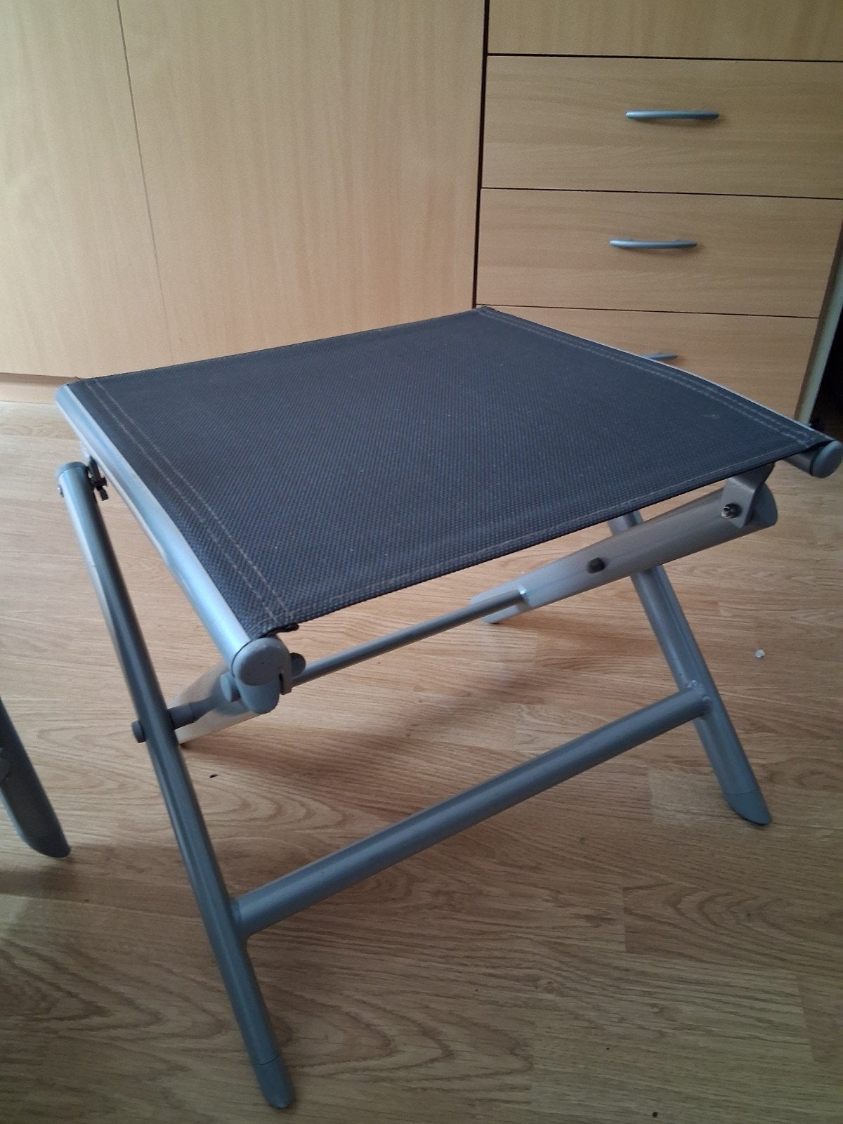 2 x Opvouwbaar krukje - Grijs aluminium met zwart doek, Ophalen, Gebruikt, Twee, Overige materialen