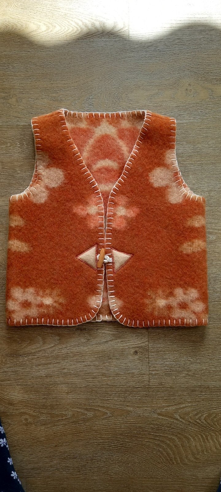 Handgemaakte bodywarmer van wollen AaBe deken, Kinderen en Baby's, Ophalen of Verzenden, Nieuw, Jongen of Meisje, Jas