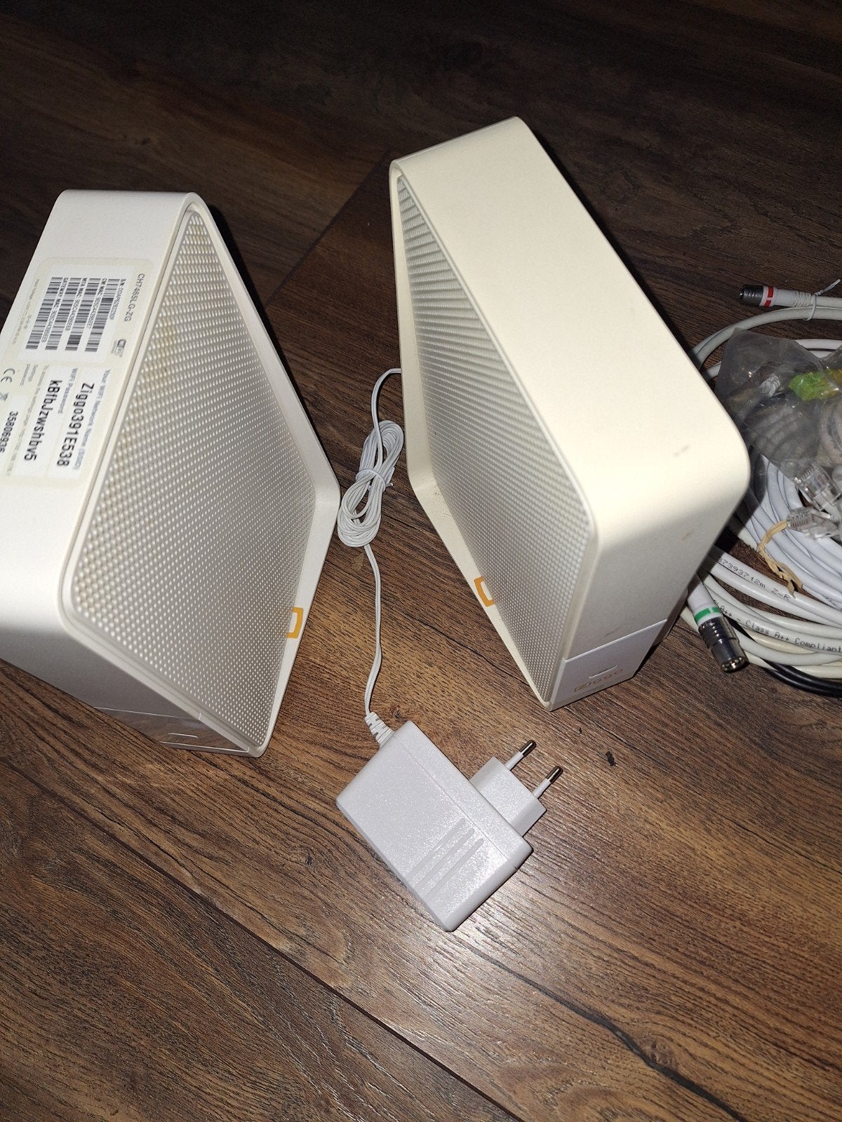 Ziggo Connectbox Routers met kabels en adapter, Computers en Software, Routers en Modems, Gebruikt, Router met modem, Ophalen