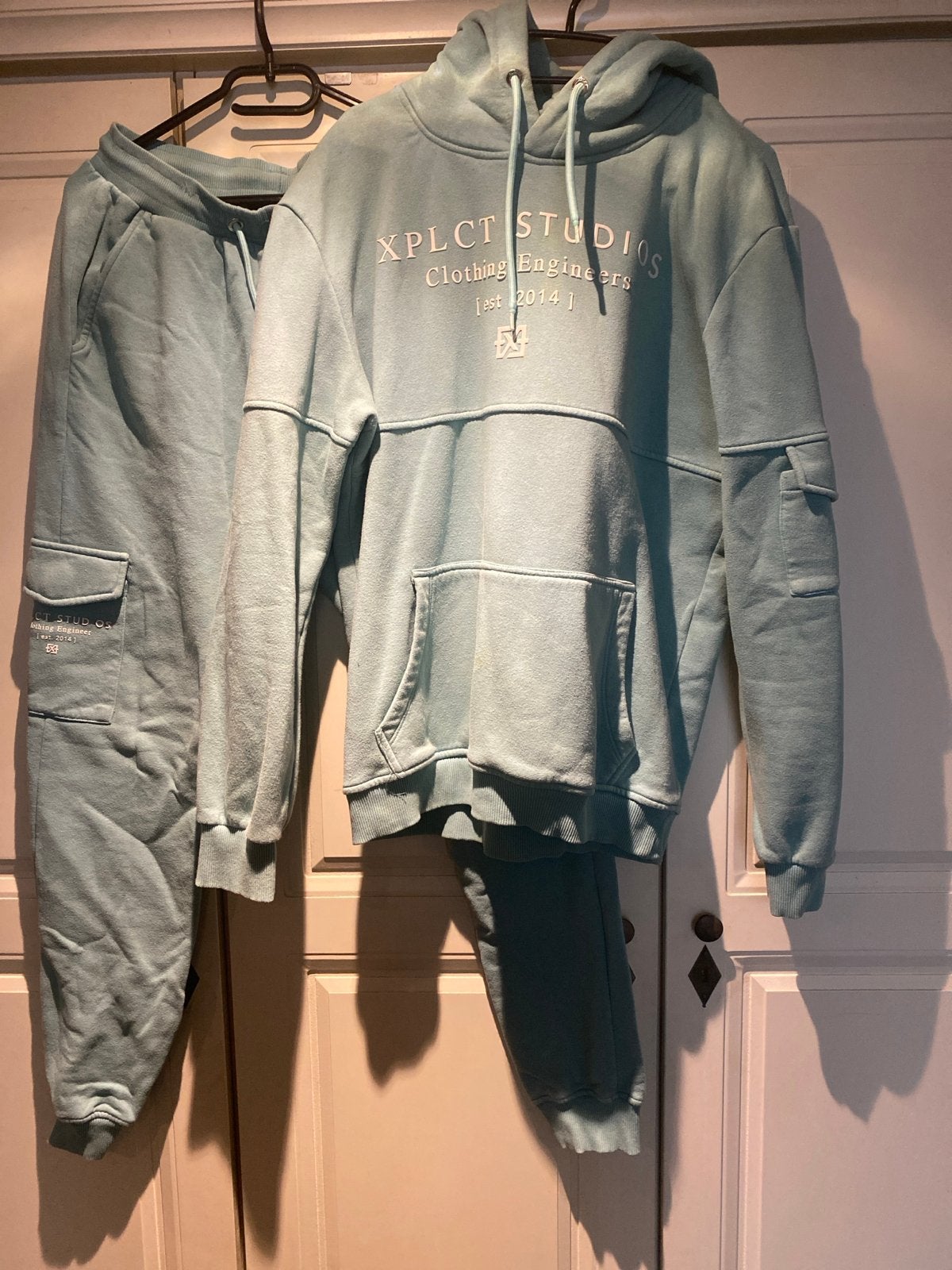 XPLCT Studios Hoody (L) en Broek (M) - Gedragen, Ophalen of Verzenden, Gedragen, Overige maten, Blauw