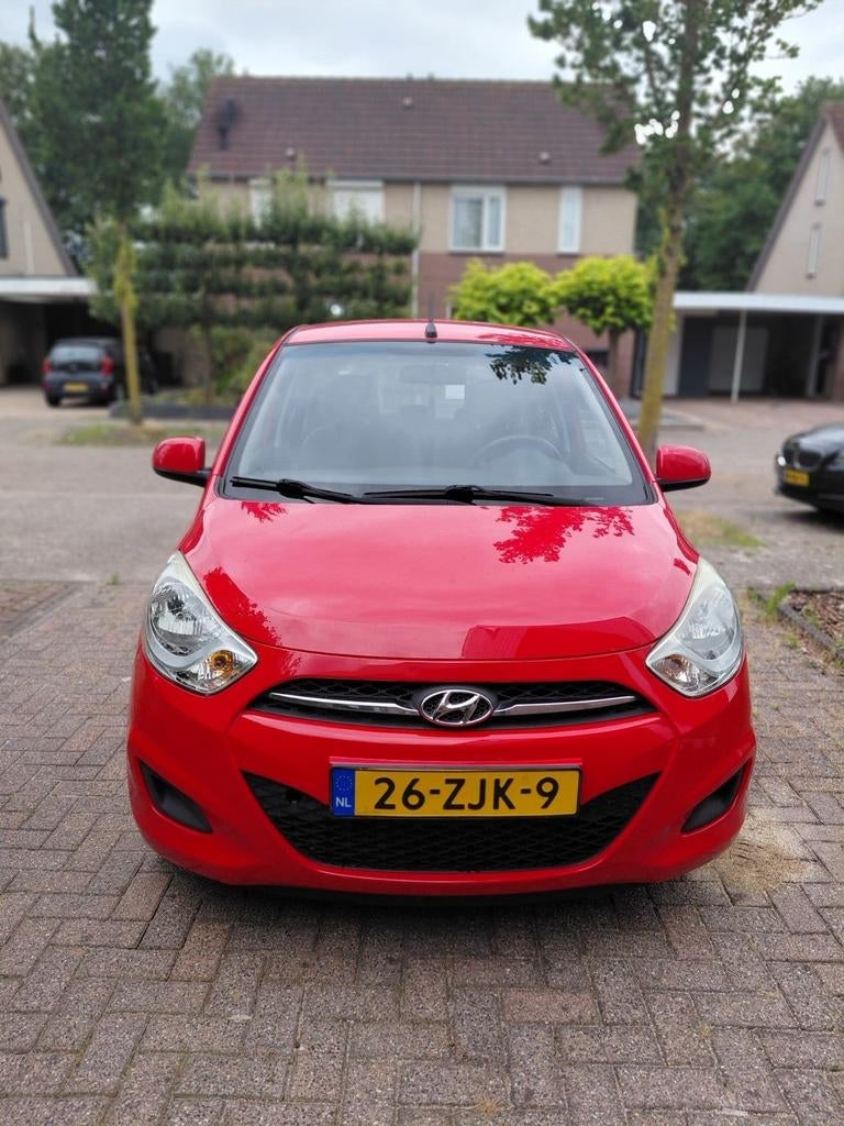 Hyundai i10 1.0 5DR 2012 Rood, Auto's, Hyundai, Voorwielaandrijving, Stof, Elektrische ramen, 400 kg