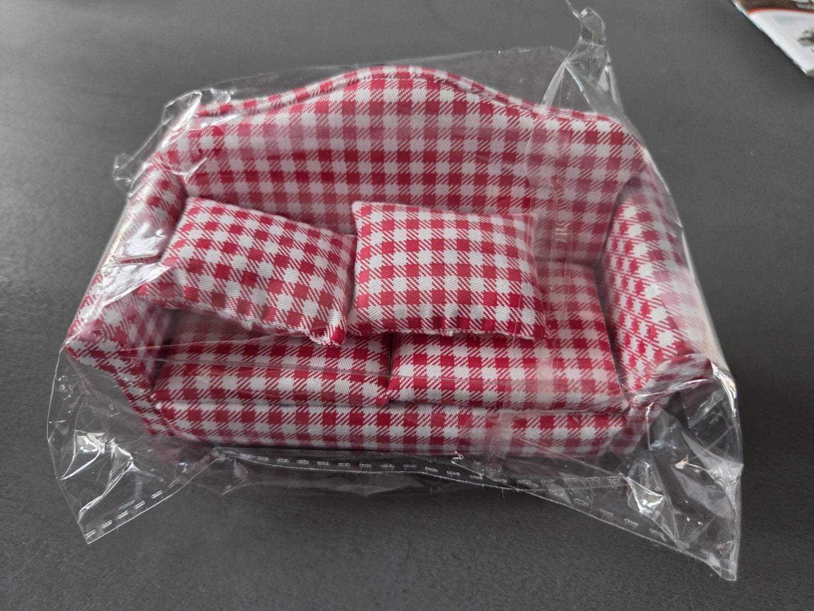 Nieuw bankstel voor poppenhuis, rood/wit geruit, Ophalen of Verzenden, Nieuw, Toebehoren