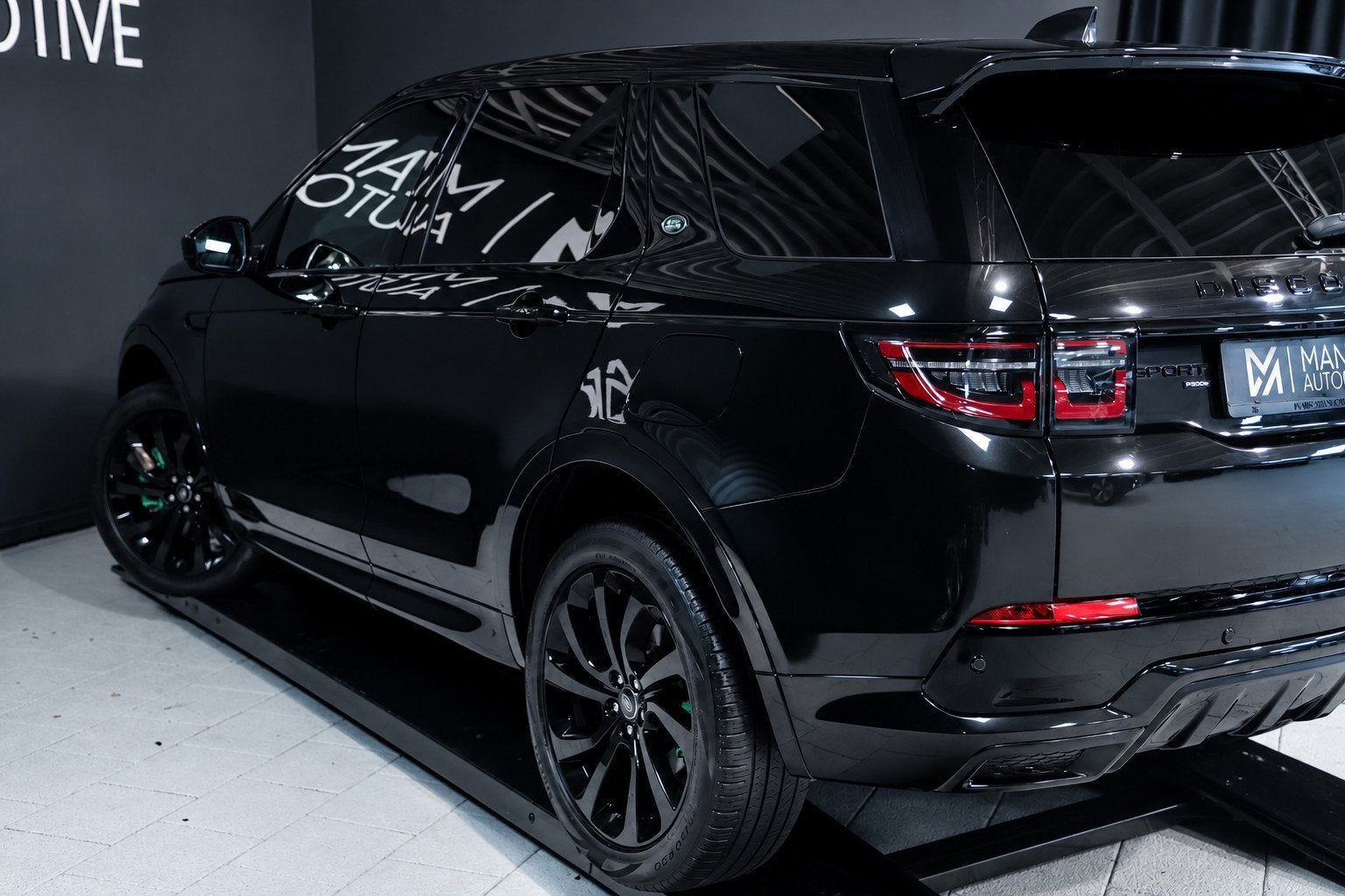 Land Rover Discovery Sport P300e 1.5 R-Dynamic S Black Editi, Auto's, Automaat, 1497 cc, Gebruikt, Zwart