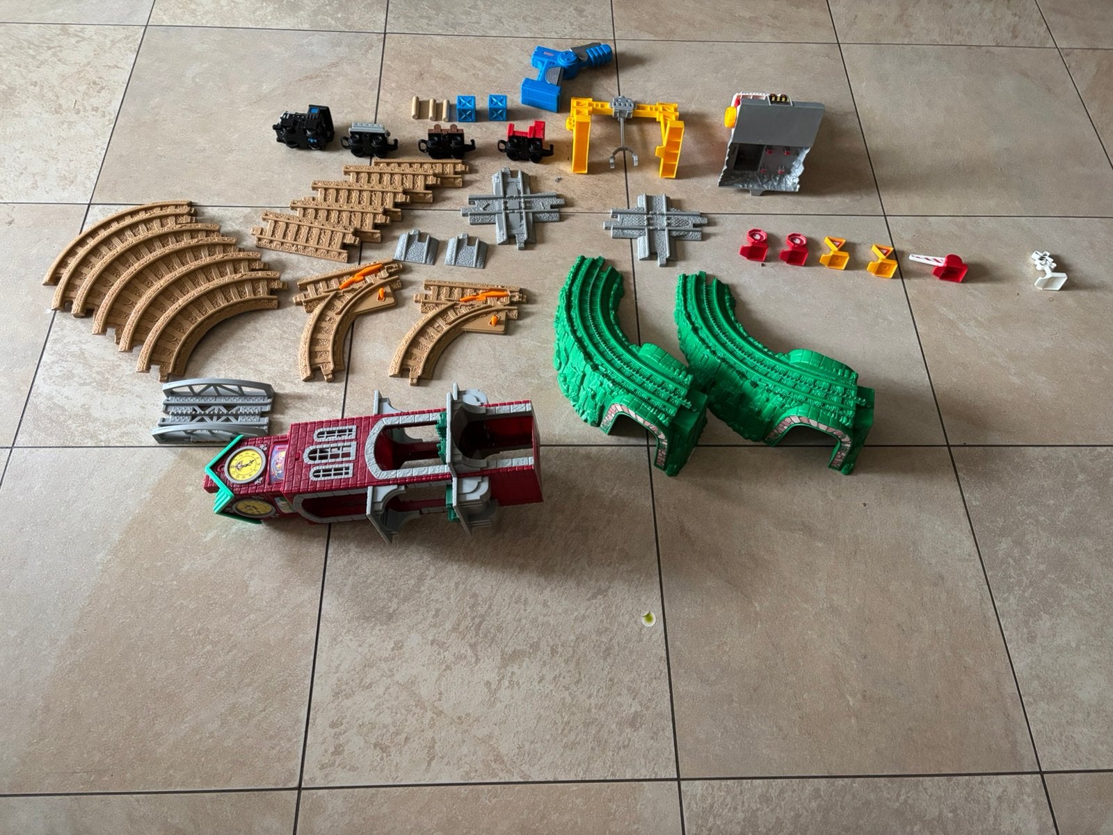 "Fisher-Price GeoTrax Timbertown Railway & Klokkentoren, Ophalen, Zo goed als nieuw