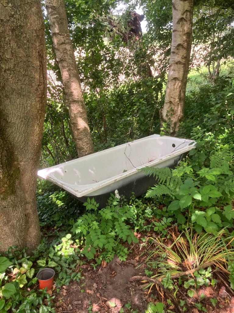 Stalen badkuip, handig als waterbak in de weide