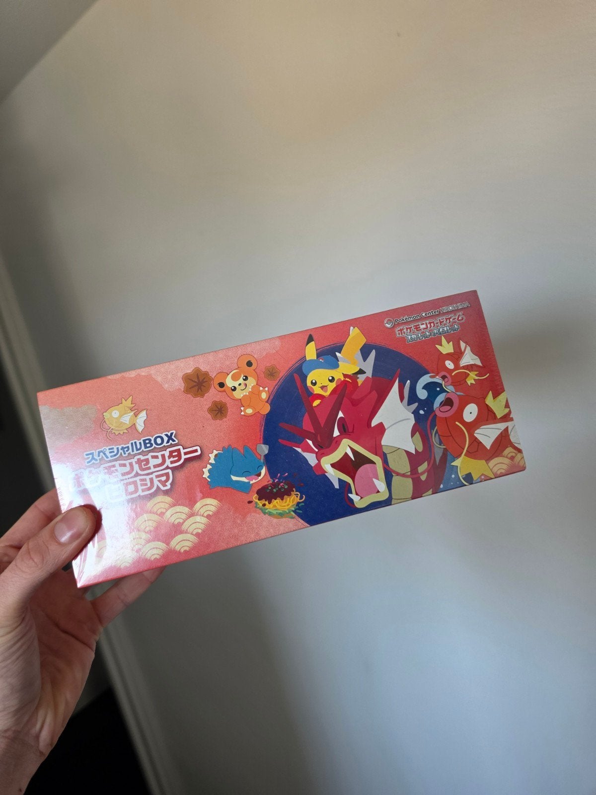 Sealed Pokémon Center Hiroshima Box inclusief Pikachu promo, Ophalen of Verzenden, Nieuw