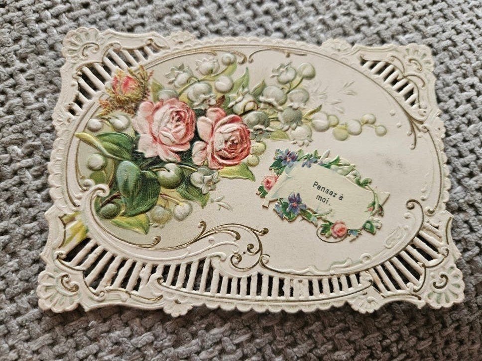 relief oud kaartje 'Pensez à moi' - Rozen en Lelietjes-van-d, Ophalen of Verzenden, Voor 1920, Gelopen