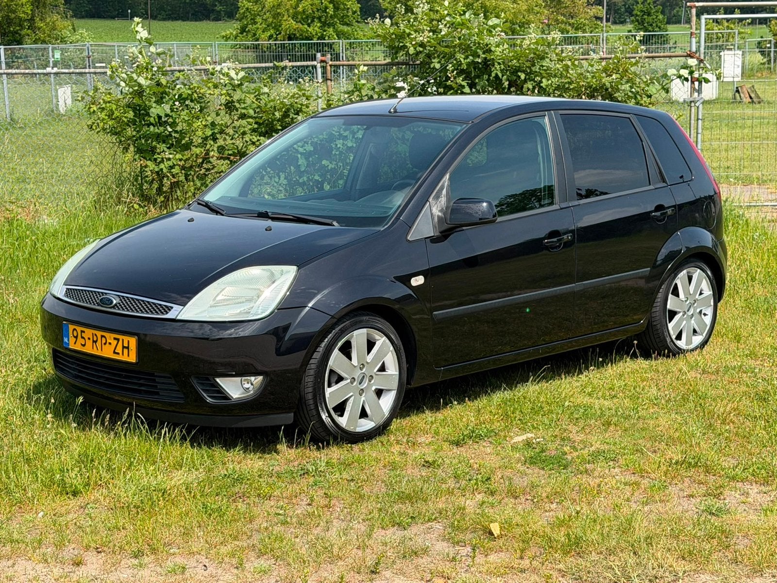 Ford Fiësta 1.6 16V 5DR 2005 Zwart, Voorwielaandrijving, 1596 cc, 15 km/l, 40 €/maand