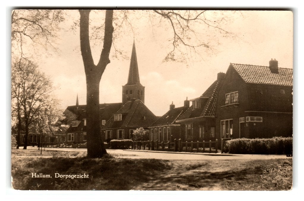Hallum, Dorpsgezicht, Verzamelen, Ansichtkaarten | Nederland, Verzenden, 1940 tot 1960, Gelopen, Friesland