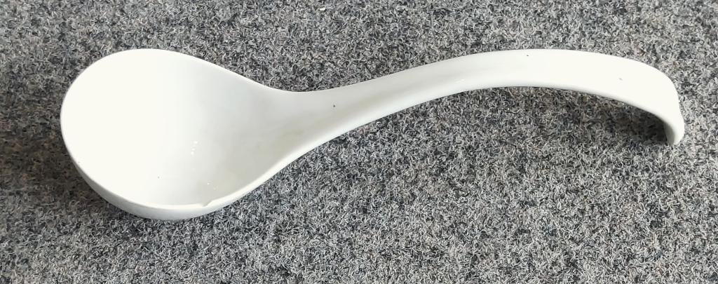 Grote saus / soep lepel van porselein, Ophalen of Verzenden, Gebruikt, Overige materialen, Los bestek