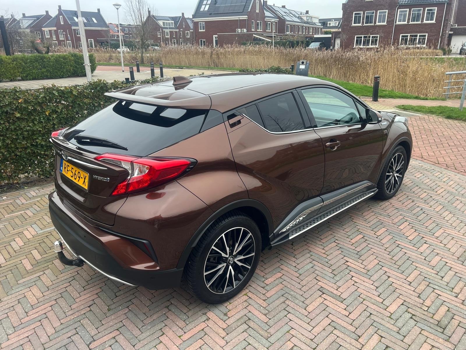 Toyota C-HR 1.8 Hybrid 122pk CVT 2017 Bruin, 725 kg, 4 cilinders, Bruin, 26 km/l