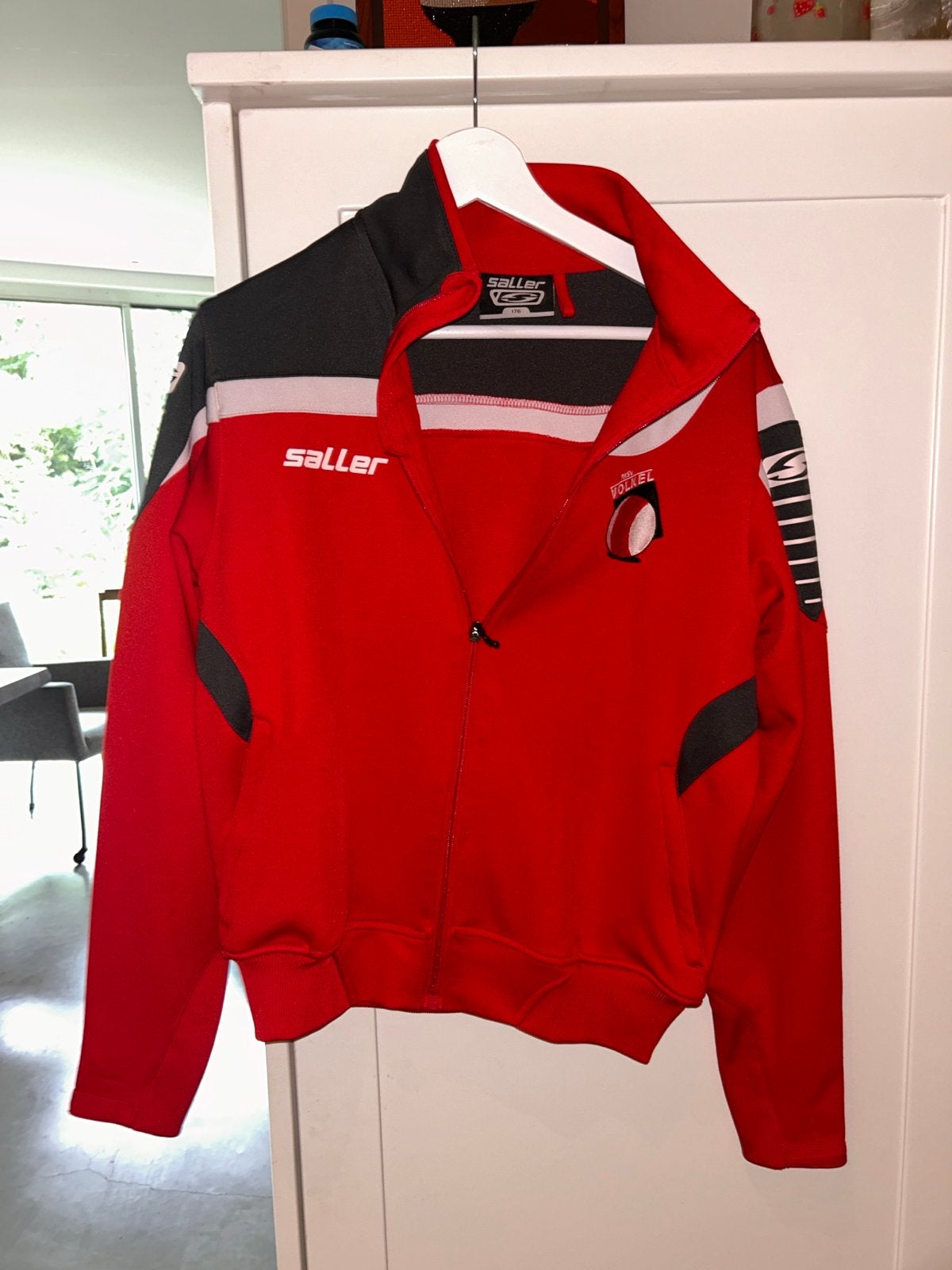 Saller trainingsjack rood/zwart Volkel - Maat 176, Kleding | Heren, Sportkleding, Ophalen, Overige maten, Voetbal, Gedragen