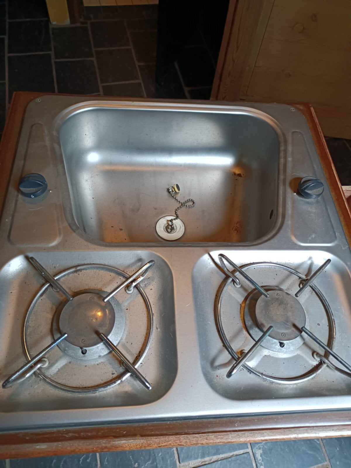 Compacte campingkeuken met spoelbak en 2-pits gasfornuis, Caravans en Kamperen, Camper-accessoires, Ophalen, Gebruikt