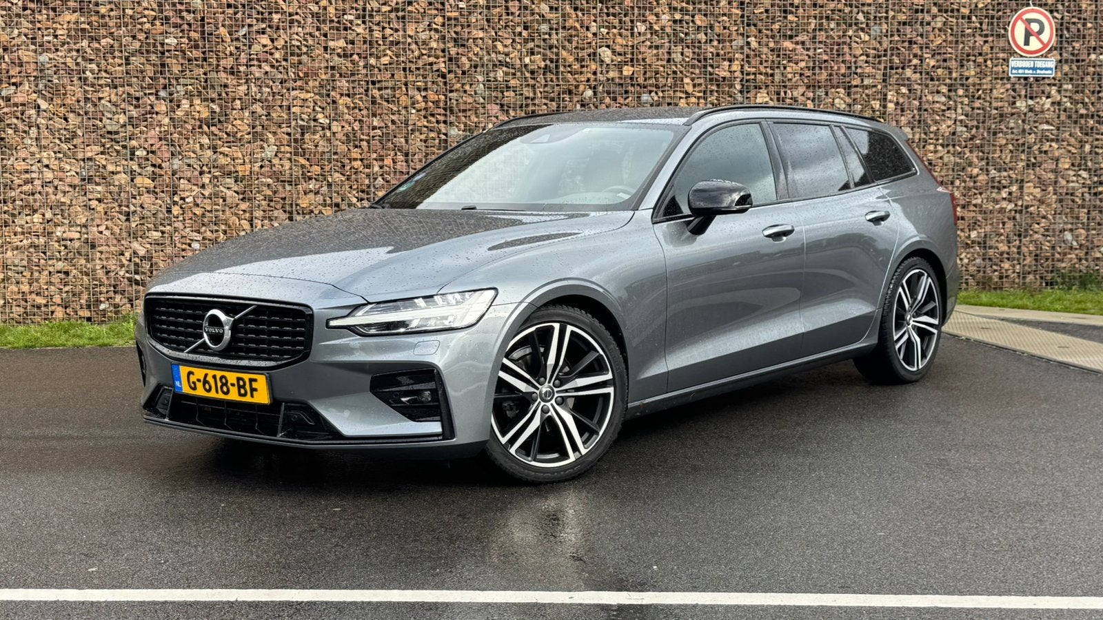 Volvo V60 T4 R-Design 2.0 210pk Polestar Engineered, Auto's, Dealer onderhouden, 1800 kg, Zwart, 4 cilinders