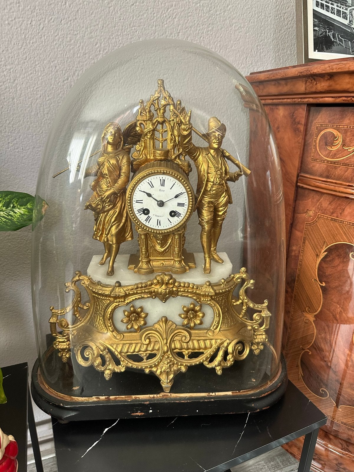 Antieke Franse klok onder stolp met figuren, Ophalen of Verzenden