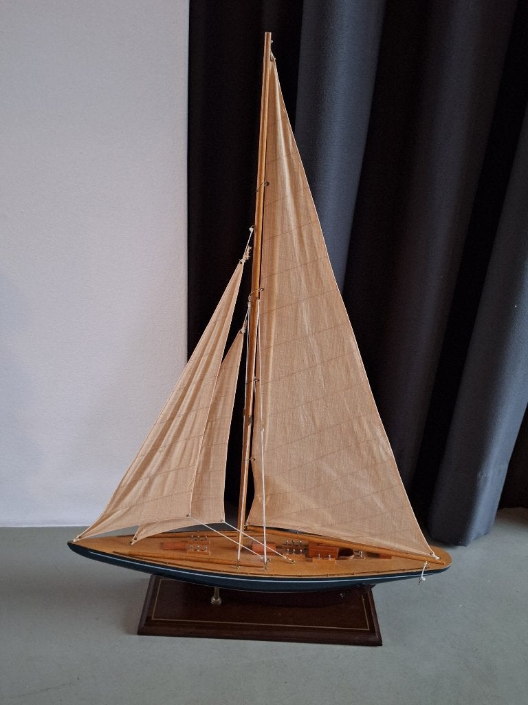 houten zeilboot jacht schip model in hout op console h= 84cm, Ophalen, Hout, Gebruikt, Meerkleurig