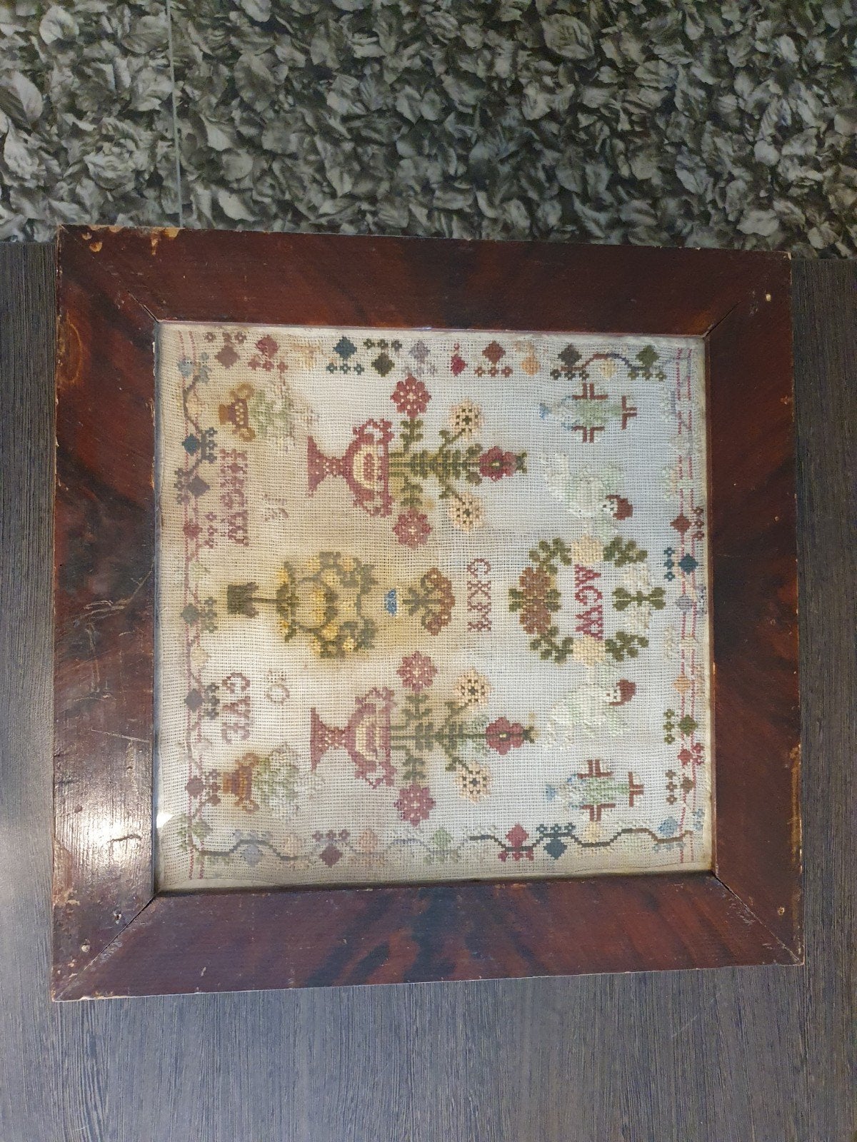 Antiek ingelijst borduurwerk, kruissteek, bloemmotieven, Ophalen of Verzenden