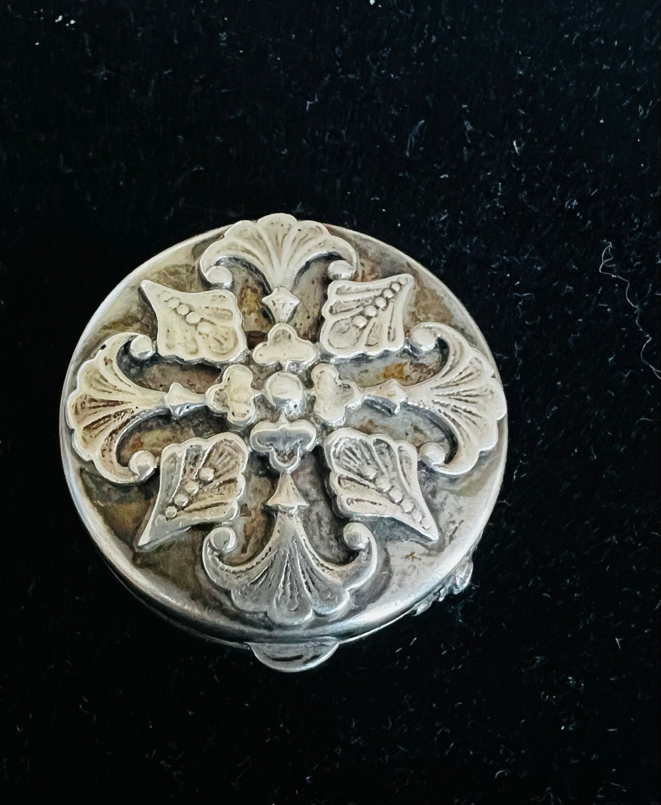 Antiek Zilveren kleurige Pillendoosje met Sierlijke Gravure, Ophalen of Verzenden, Zilver