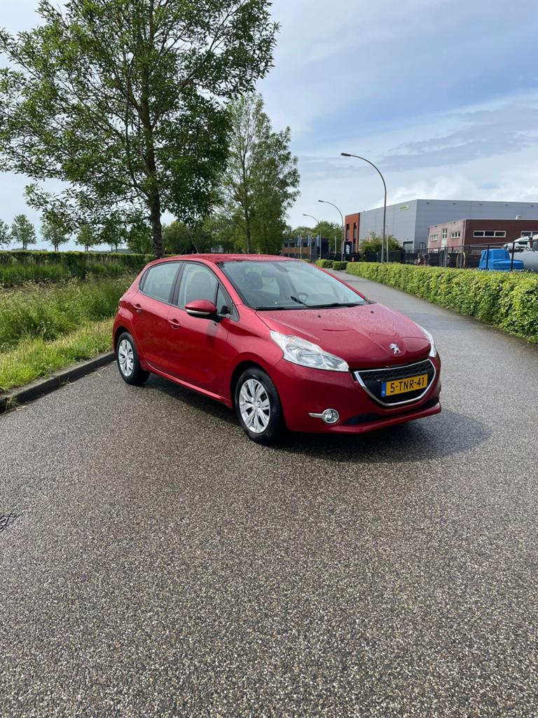 Peugeot 208 1.2 VTI 60KW/82PK 5-D 2014 Rood, Auto's, Voorwielaandrijving, Stof, 1199 cc, Origineel Nederlands