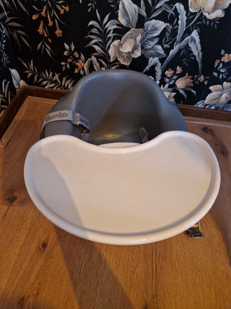 Bumbo stoeltje, Ophalen of Verzenden, Zo goed als nieuw, Meegroeistoel, Afneembaar eetblad