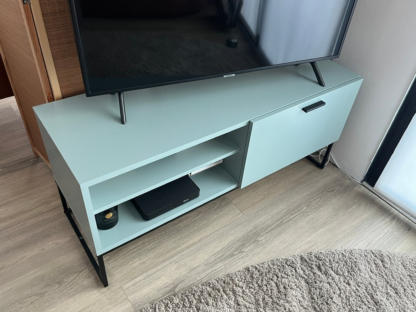 Gratis op te halen: TV meubel Leenbakker mintgroen/blauw, Ophalen, Gebruikt, 100 tot 150 cm, Minder dan 100 cm