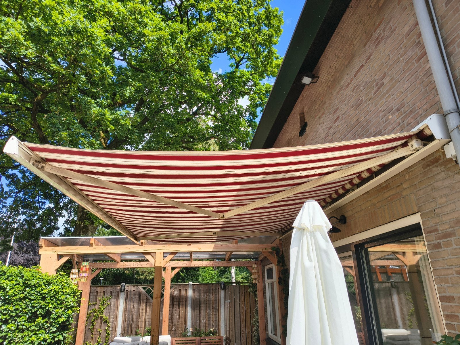GRATIS - elect. Knikarmscherm - Rood/Wit, Tuin en Terras, Zonneschermen, Ophalen, Gebruikt, 450 cm of meer, Elektrisch