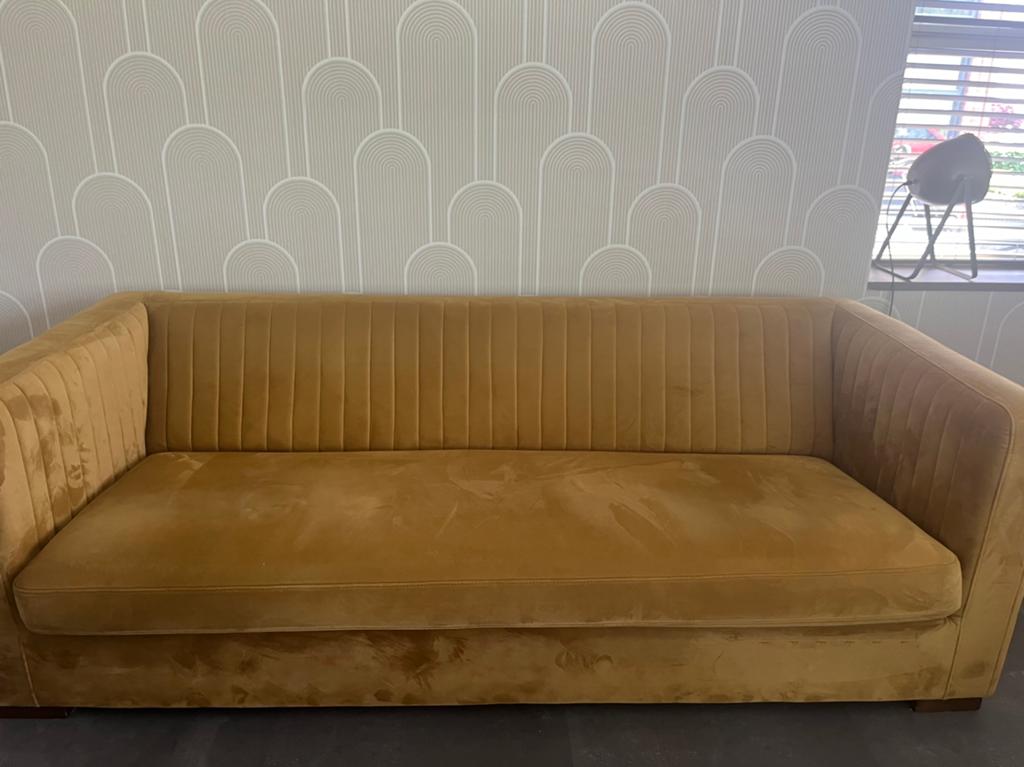 Prachtige mosterdgele fluwelen bank, Huis en Inrichting, Banken | Sofa's en Chaises Longues, Ophalen, Zo goed als nieuw