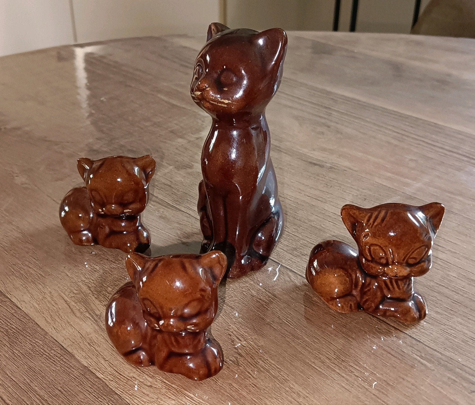 Geglazuurde terracotta kattenfamilie, Verzamelen, Beelden en Beeldjes, Ophalen of Verzenden, Zo goed als nieuw, Dier