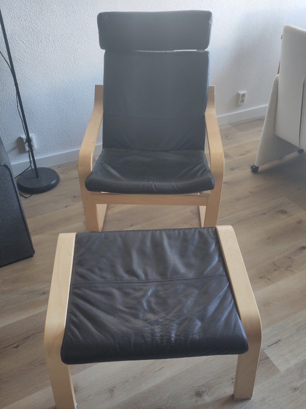 IKEA Poäng fauteuil met voetenbank - Zwart leer en hout, Ophalen, Gebruikt, Modern, Scandinavisch, 50 tot 75 cm