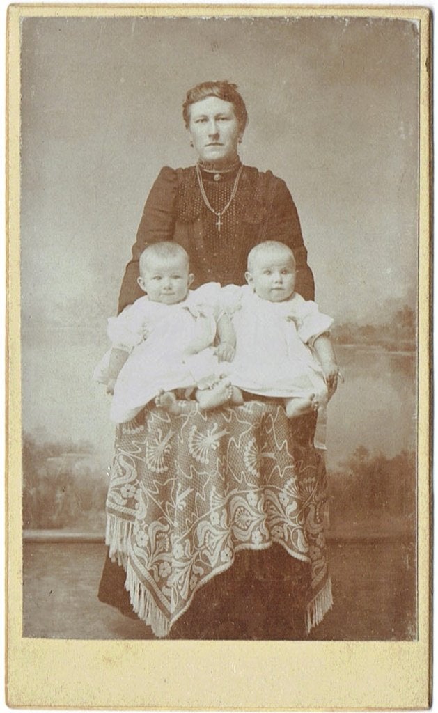 Bijzondere CDV, Moeder Groen-Stokman met Tweeling Scharwoude, Gebruikt, Foto, Ophalen of Verzenden, Voor 1940