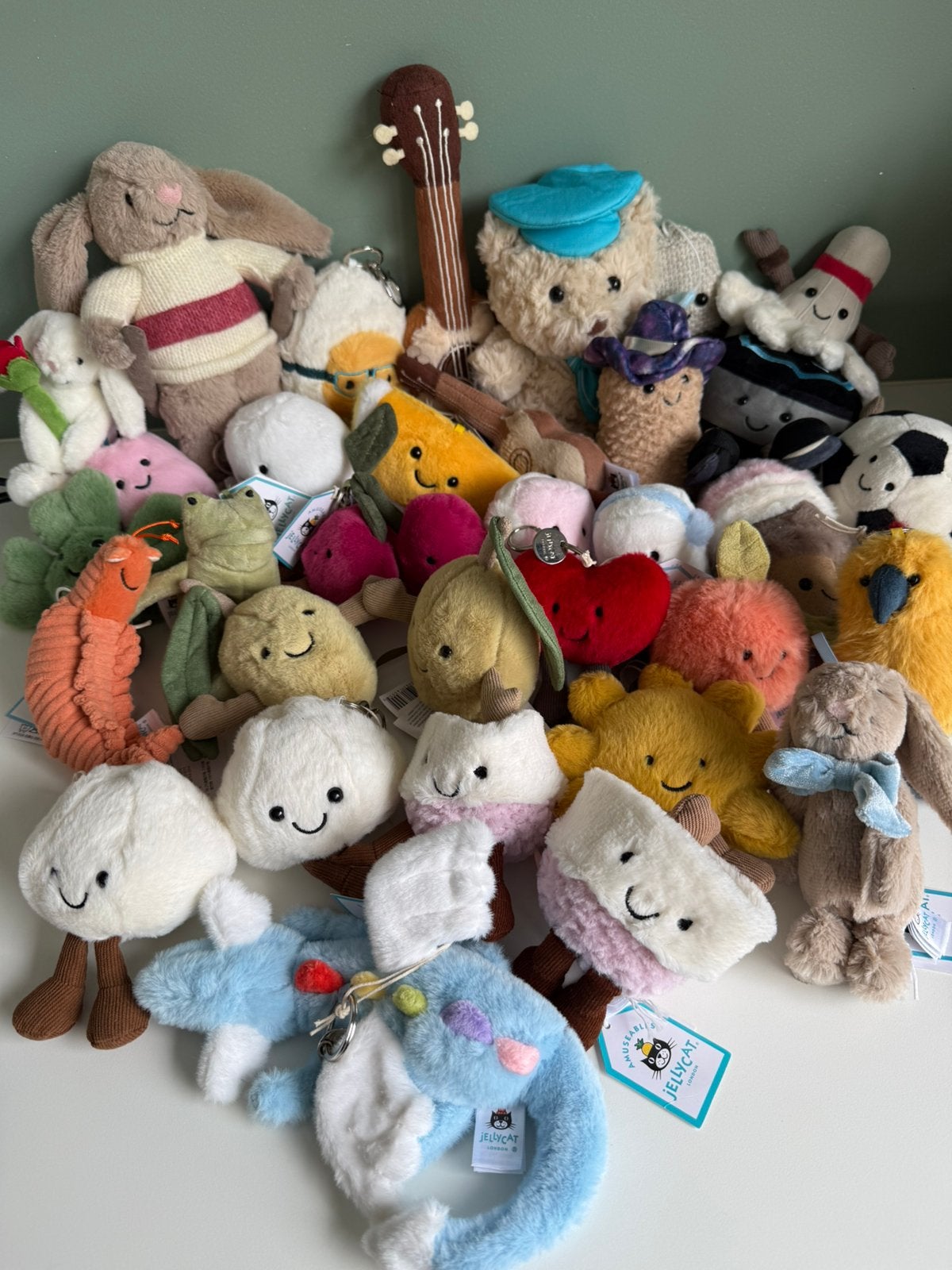 Mandje vol met Jellycat knuffeltjes en bag charms, Jellycat, Overige karakters, Overige typen, Ophalen of Verzenden