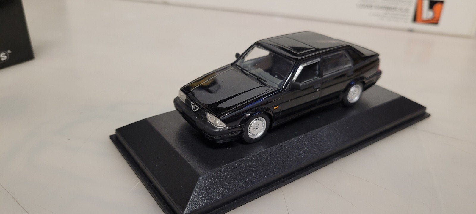 Minichamps 1989 Alfa Romeo 75 3.0 V6, Hobby en Vrije tijd, Ophalen of Verzenden, Zo goed als nieuw, Auto, MiniChamps