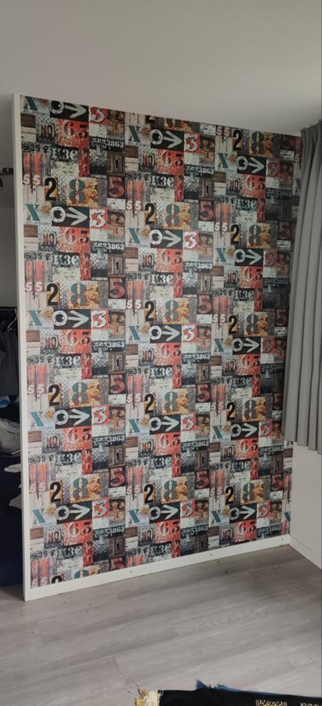 Uniek Vintage Nummermotief Behang - Diverse Kleuren, Huis en Inrichting, Stoffering | Behang, Ophalen, 10 tot 25 m², Zwart, Vintage, Industrieel, Modern