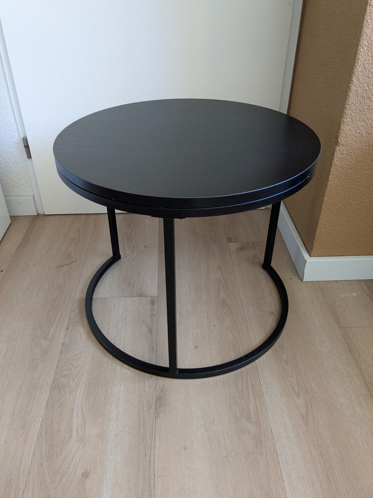 Ronde zwarte bijzettafel , salontafel , tafeltje, Ophalen of Verzenden, Gebruikt