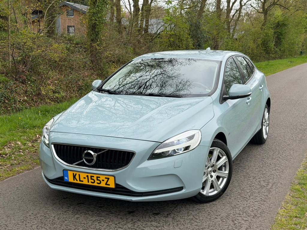 Volvo V40 2.0 D2 Nordic+ | Automaat + Navi + Cruise Nu € 1, Auto's, Stof, Gebruikt, 4 cilinders, Blauw