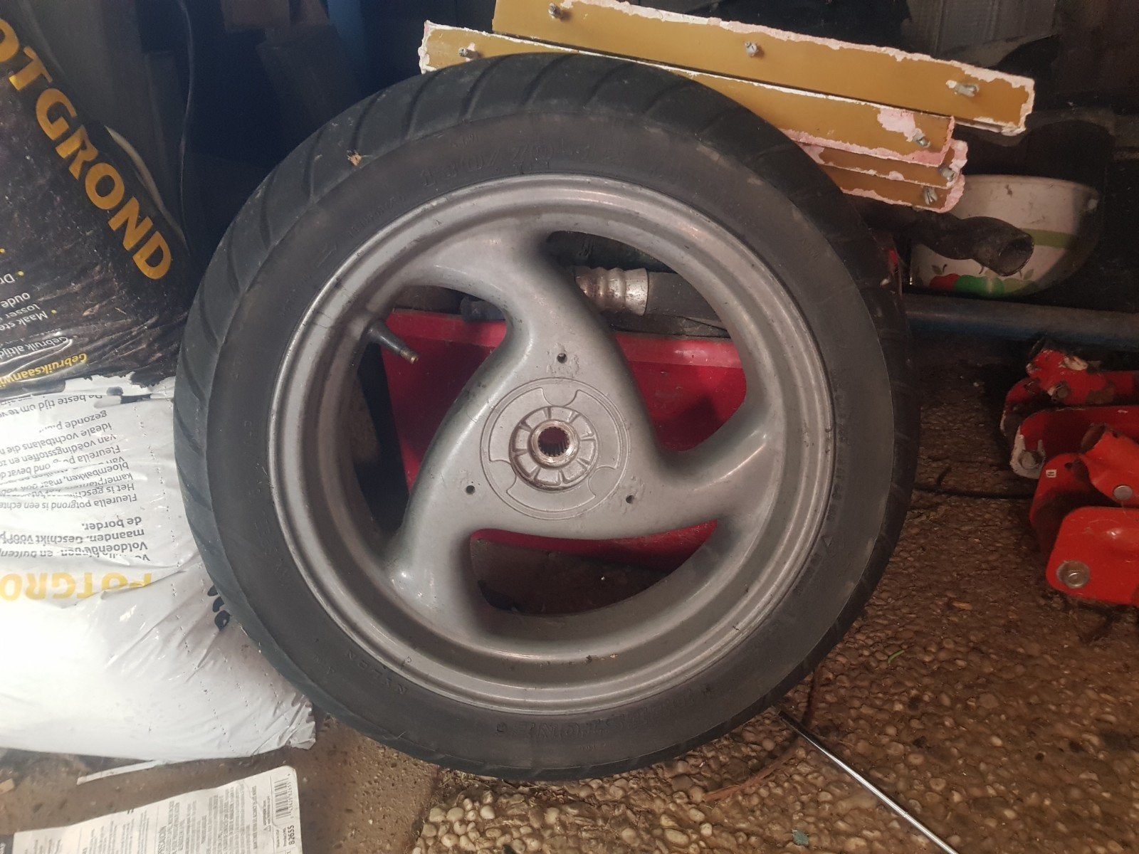 Peugeot Vivacity achterwiel met lekke band, Ophalen of Verzenden, Zo goed als nieuw, Overige typen, Peugeot