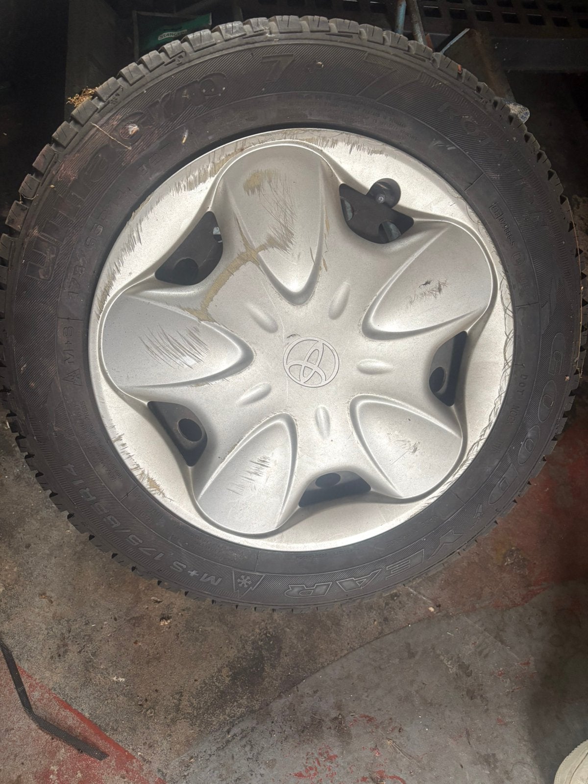 4 Winterbanden Toyota met wiel doppen 14 inch, Auto diversen, Ophalen, Zo goed als nieuw