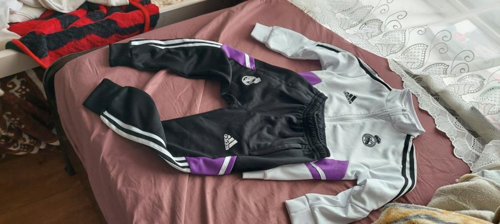 Leuk adidas trainingspak maat 116/122, Ophalen of Verzenden, Nieuw, Jongen of Meisje