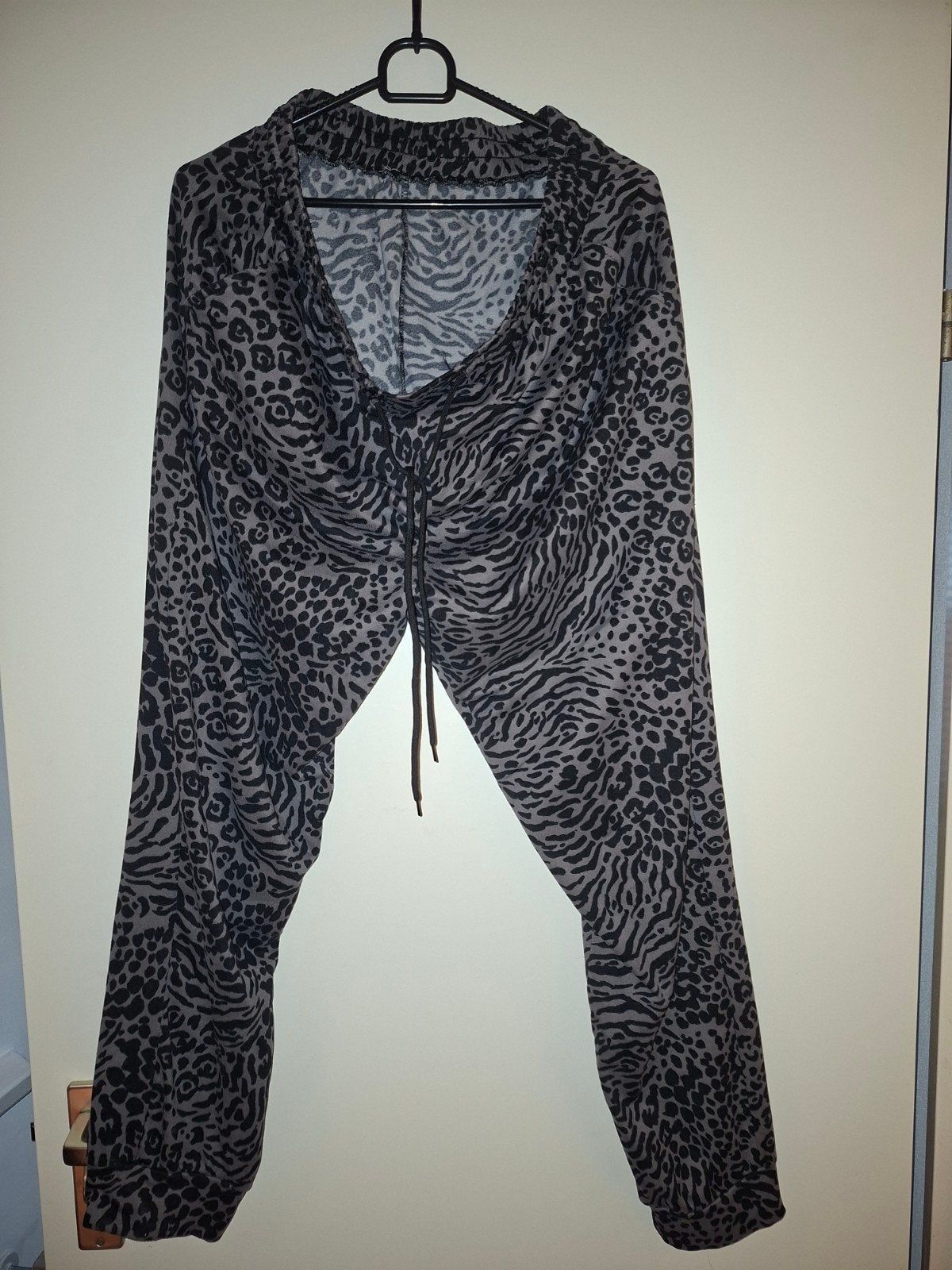 Comfortabele joggingbroek met dierenprint, Maat 42/44 (L), Ophalen of Verzenden, Onbekend, Zo goed als nieuw