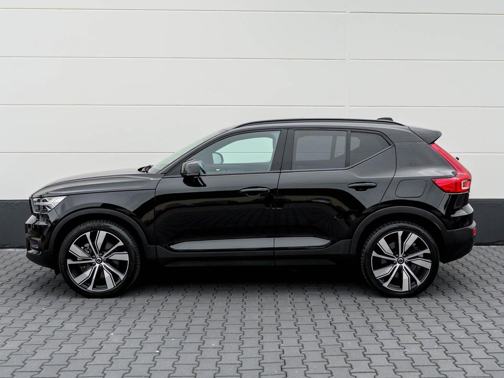 Volvo XC40 Recharge P8 AWD 408pk R-Design | SOH 91% | Panora, Auto's, Volvo, Dealer onderhouden, Gebruikt, Zwart, Automatische klimaatregeling
