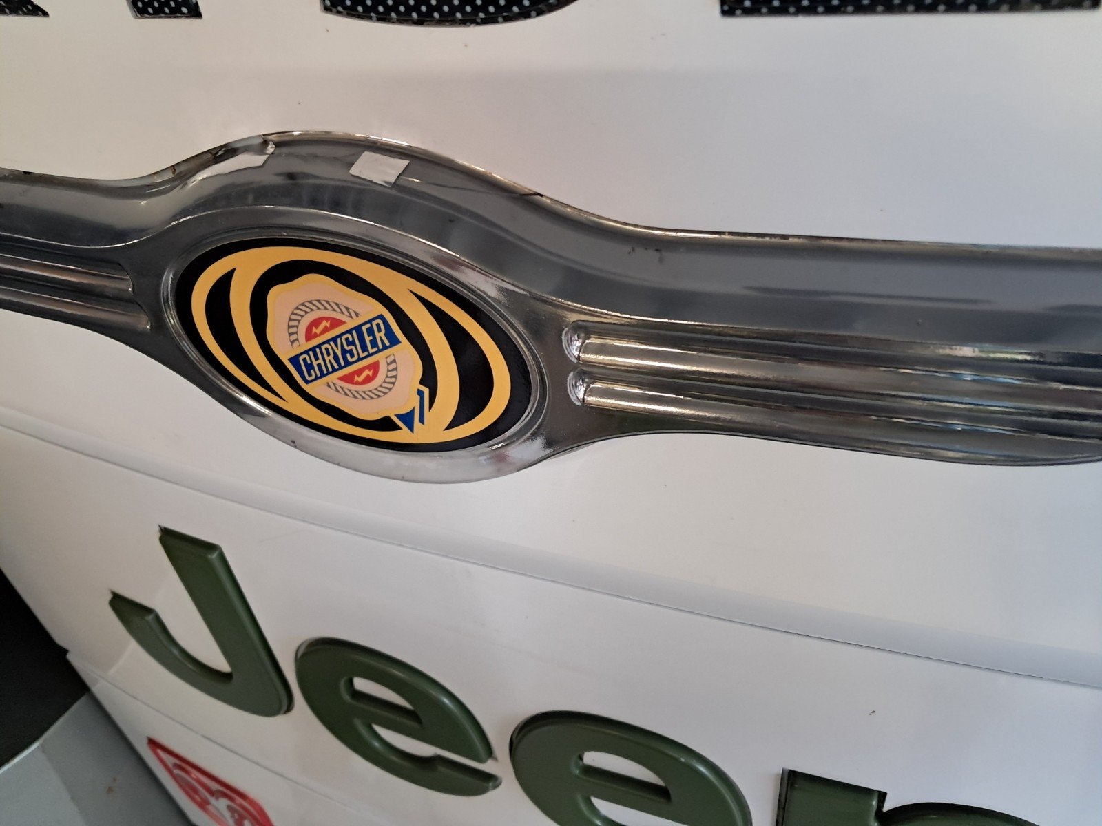 Foto 6 van Oude Lichtreclame Dodge Jeep Chrysler dealer 172cm werkt