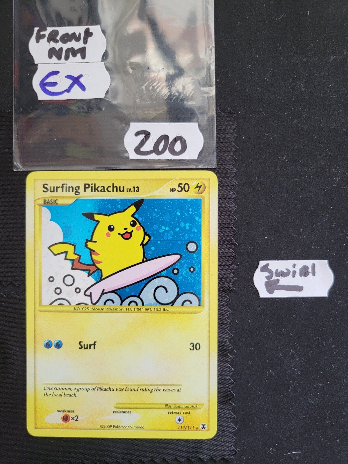 Super mooie Surfing Pikachu kaart met swirl, Ophalen of Verzenden, Zo goed als nieuw, Losse kaart, Foil