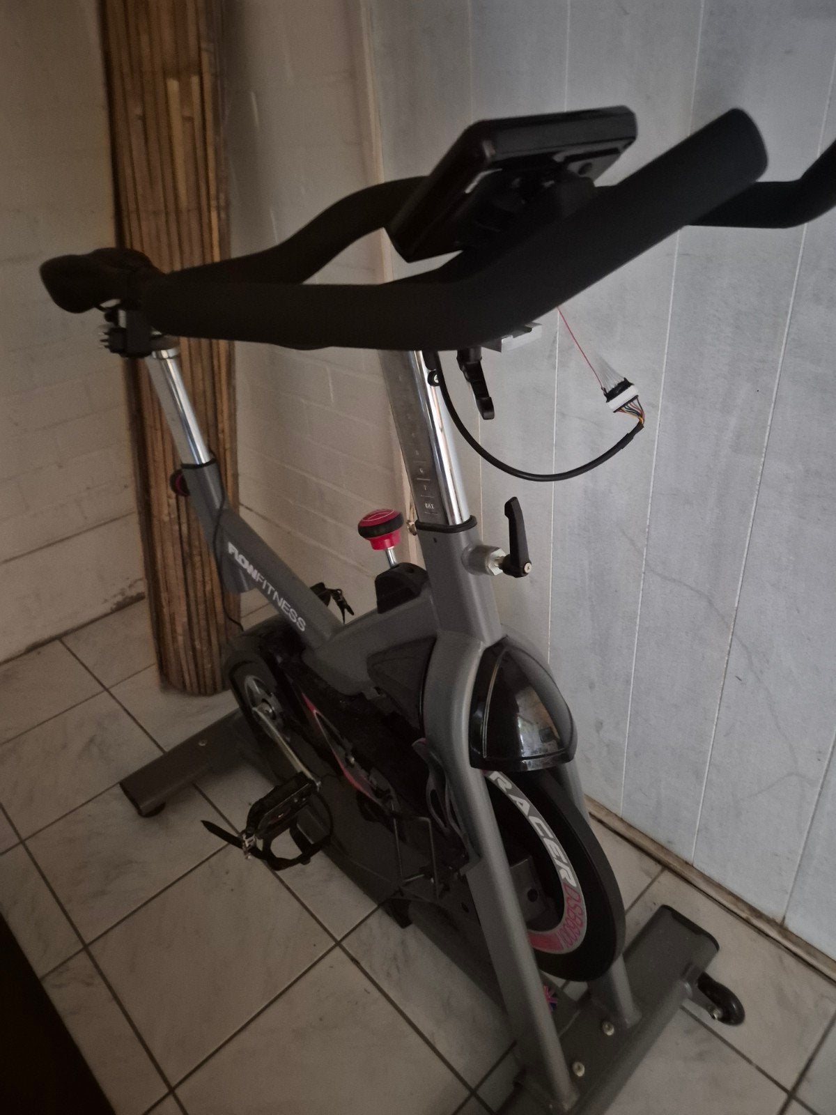 Flow Fitness Racer 2.0 Spinningfiets - Zo goed als nieuw, Sport en Fitness, Fitnessapparatuur, Ophalen, Zo goed als nieuw, Benen